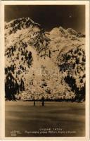Tátra, Magas-Tátra, Vysoké Tatry; Popradské pleso, Kopky a Vysoká / Poprádi-tó, téli sport / frozen lake, winter sport. J. Ossko