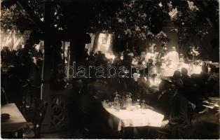 Nagyvárad, Oradea; Kék Macska vendéglő, étterem kertje vendégekkel és pincérekkel / Restaurant Pisica Albastra. Str. Saguna 10. / restaurant, garden with guests and waiters. photo (EK)