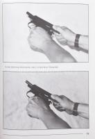 Kiss Á. Péter: A pisztoly és használata. (Bp., 1995), Zrínyi. Fekete-fehér képekkel illusztrálva. Ki...