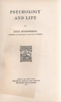 Münsterberg, Hugo:  Psychology and Life.  Boston-New York, 1901. Houghton, Mifflin and Company - The Riverside Press, Cambridge (Massachusetts). XIV + 286 + [2] p.  Hugo Münsterberg (1863-1916) német származású amerikai pszichológus, Wilhelm Wundt tanítványa, az első német pszichológiai laboratóriumot alapítója (Freiburg). 1892-től Bostonban dolgozott, a Pszichológiai Intézet vezetője volt, 1898-tól az Amerikai Pszichológiai Szövetség elnöke. Hat esszéből álló kötetének történeti esszéje korábban folyóiratban jelent meg. A kötet nagyobb fejezeteinek címe (magyar fordításban). Pszichológia és élet - Pszichológia és fiziológia - Pszichológia és pedagógia - Pszichológia és művészet - Pszichológia és történelem - Pszichológia és misztika. A munka utolsó fejezetében számot vet a korban nagyon divatozó parajelenségekkel, de tudományos szempontból vitatja azok jelentőségét. A munka első kiadása 1899-ben jelent meg. Az első előzéken régi tulajdonosi bejegyzés.  Poss.: Kemény Béla.  Aranyozott, vaknyomásos kiadói egészvászon kötésben, felül aranyozott lapszélekkel. Szép példány.