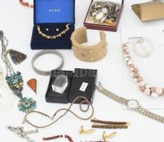 Nagy zacskónyi bizsu tétel, közte érdekes, jó darabokkal