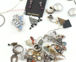 Kiemelkedő minőségű bizsu tétel, közte szép ezüst (Ag) ékszerekkel