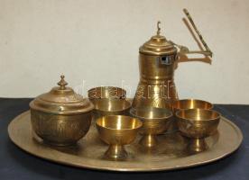 Réz tál keleti motívummal, ~30 cm átmérővel, hat csészével (d:6 cm), teáskannával (15 cm magas) és cukortartóval (8 cm magas)
