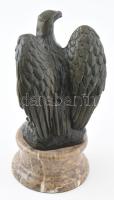 Rodson jelzéssel: Figyelő sas. Patinált bronz, márvány talpazaton, teljes m: 23,5 cm