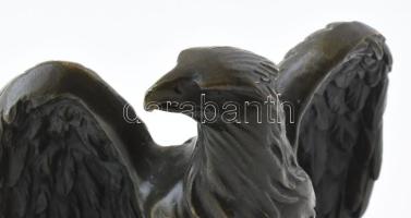 Rodson jelzéssel: Figyelő sas. Patinált bronz, márvány talpazaton, teljes m: 23,5 cm