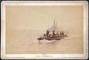 1900 S.M.Tb. XXII torpedoboot a tengeren. a hátoldalán a hadihajó kapitánya Bogumil Nowotny (1892-1960) autográf feliratával. 17x11 cm /   S.M.Tb. XXII t at sea. Two officers in white pith helmets stand on the bridge. Several sailors are on the aft deck. Autograph handwriting of Bogumil Nowotny (1892-1960) commanding Polish officer, who distinguished himself in the daring raid on the Italian port of Porto Corsini in May 1915, where S.M.S. Scharfschütze escorted S.M.S. Novara. 17 x11 cm