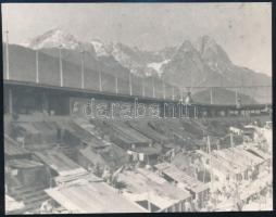 1945 Garmisch - Partenkirchen (Bajorország, menekülttábor stadionban, 1945. május, fotó, 13x10 cm / 1945 Garmisch - Partenkirchen (Bayern/Bavaria), Refugee camp in the stadium, photo, 13x10 cm