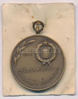 1958. "Felsőoktatási Tanulmányi Érdemérem 1958 / Tudással a hazáért, a szocializmusért" bronz díjérem mellszalag nélkül (35mm) T:AU kis patina