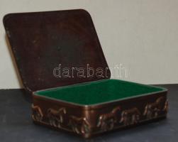 Régi fém ékszeres doboz lovas dombormintával, belül filcbéléssel, mérete 9×12 cm
