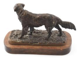 Öntött bronz kutya szobor, fa talapzaton. jelzés nélkül, 30x21 cm