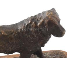 Öntött bronz kutya szobor, fa talapzaton. jelzés nélkül, 30x21 cm