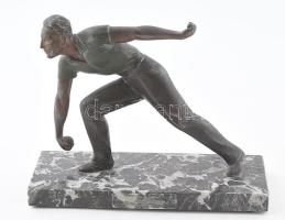 Petanque játékos. Francia, cca 1930, art deco stílusú színezett ón szobor, márvány talapzaton, 23x18 cm