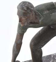 Petanque játékos. Francia, cca 1930, art deco stílusú színezett ón szobor, márvány talapzaton, 23x18...