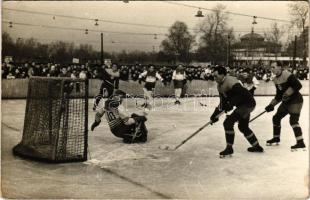 Budapest XIV. Műjégpálya, jégkorongmérkőzés a Vörös Meteor - Kinizsi csapatai között, Bojár Sándor felvétele. Képzőművészeti Alap / Hungarian ice hockey match (szakadás / tear)