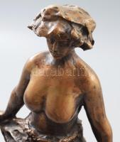 Mészáros Mihály (1930 - 2008): Téli bugyogó. Női akt. 1970 körül. Jelzett, öntött bronz, m: 34 cm