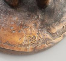 Mészáros Mihály (1930 - 2008): Téli bugyogó. Női akt. 1970 körül. Jelzett, öntött bronz, m: 34 cm