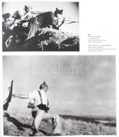 Robert Capa: Így készül a történelem. Szerk: Páldi Lívia. History in the making. Bp., 2009. Magyar N...