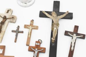 10 db feszület klf anyagokból, fém, fa, kő, gyöngyház stb