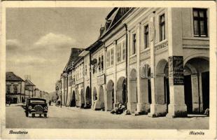 1943 Beszterce, Bistritz, Bistrita; Piactér, gyógyszertár, Alois Wagner fényképészeti műterme, automobil / market square, pharmacy, photographer's atelier, automobile (EK)