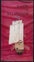 Bíró József: Hajók a Balatonon. (A Magyar Közlekedési Múzeum ,,Hajók a Balatonon" c. kiállításának vezetője). Tihany, 1971, Veszprém Megyei Múzeumok Igazgatósága. Fekete-fehér képekkel illusztrált. Kiadói papírkötés, gerincen apró sérüléssel.