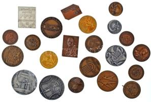 22db-os vegyes, ~1950-1980. között készült emlékérem tétel, közte Szakál Ernő (1913-2002) "Mikoviny Sámuel emlékének 1700-1750 / Kiváló Munkásságért az Országos Magyar Bányászati és Kohászati Egyesület" aranyozott bronz emlékérem (50mm) T:vegyes