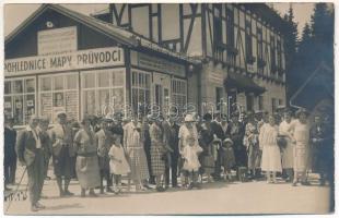 Tátra, Magas-Tátra, Vysoké Tatry; Csorbató felső fogaskerekű vasútállomás,Chytilovy Információs iroda, képeslap, térkép és útmutató üzlet / Obere Zahnradbahn Station beim Csorbasee / Strbské Pleso cogwheel railway station, information office, shop of postcards, maps and guides. photo (fl)