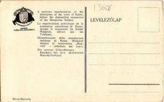 Kassa, Kosice; A város őslakosságának tüntetése a ledöntött honvéd emléknél. Magyar Nemzeti Szövetsé...