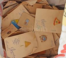 ~290db-os, nagyrészt szocialista jelvény, kitüntetés, kitűző tétel, főleg különböző törzsgárda jelvé...