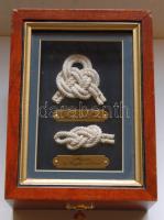 Üveglap alatt elhelyezett matrózcsomókkal dekorált elegáns fa doboz (14×19×8 cm)