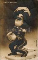 1909 Le roi du Macaroni / Victor Emmanuel III. the king of Macaroni, mocking propaganda (creases)