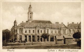 Högyész Hotel mit Kriegerdenkmal