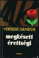 Vértessy Sándor: Megkésett érettségi - Dokumentum kisregény. A szerző, Vértessy Sándor (1929-2012) újságíró, televíziós szerkesztő, rendező, a Magyar Televízió örökös tagja által Kolek Vera újságíró, a rádió riportere részére DEDIKÁLT! Bp., 1980, Kossuth. Kiadói papírkötés, gerinc tetején egészen apró sérüléssel.