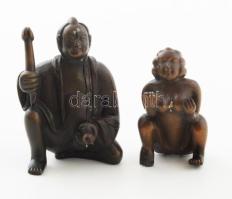 Japán kétrészes netsuke, összeilleszthető erotikus figurapárral. Faragott és pácolt ekzóta fa, faanyagban természetes repedéssel, kopással, mindkét darab jelzett és felfűző lyukpárral kialakított, h: 5-6 cm