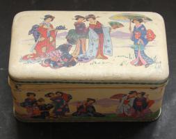 Japán népviselettel díszített, régi fém teásdoboz, mérskékelten kopottas állapotban