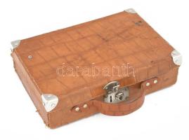 Krokodilbőr kisbőrönd, kisebb sérülésekkel, 30x20x8 cm