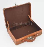 Krokodilbőr kisbőrönd, kisebb sérülésekkel, 30x20x8 cm