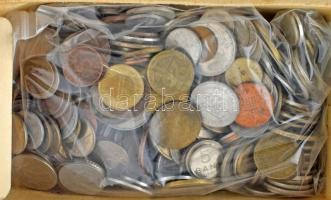 Vegyes, magyar és külföldi érmetétel mintegy ~1kg súlyban, T:vegyes Mixed, Hungarian and foreign coin lot (~1kg) C:mixed