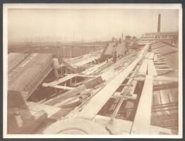 cca 1917-1918 Gyárépítés, 7 db feliratozott, pecsételt fotó, sarkain törésnyomok, 17,5×24 cm