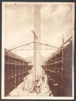 cca 1917-1918 Gyárépítés, 7 db feliratozott, pecsételt fotó, felületén törésnyomok, 17,5×24 cm