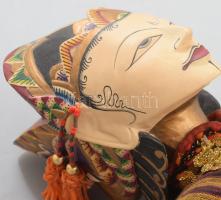 Indonéz táncos baba. Kézzel festett, mozgatható. Az indonéz nagykövet ajándékozási táblájával 50 cm