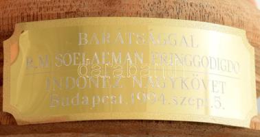 Indonéz táncos baba. Kézzel festett, mozgatható. Az indonéz nagykövet ajándékozási táblájával 50 cm