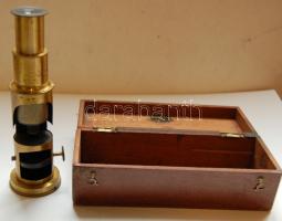 Régi, kis méretű (15 cm) fém mikroszkóp fadobozban