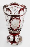 Ólomkristály talpas váza, bordó pácolással. Jelzés nélkül, kis kopással, m: 18,5 cm