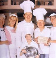 Auguszt Arató Auguszta - Auguszt Olga: Auguszt Cukrászda. Egy cukrászdinasztia története 1870-2006. ...