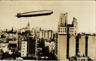 El Graff Zeppelin en su visita a Montevideo / Graf Zeppelin airship above Montevideo