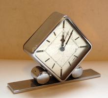Működőképes dekoratív art deco ébresztőóra fém házzal és talppal, 8 cm-es magassággal