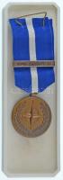 DN "NATO Érem - Nem 5-ös cikkely szerinti szolgálat" bronz kitüntetés mellszalagon eredeti tokban (35mm) T:AU ND "NATO Medal - Non Article 5" bronze decoration on ribbon, in original case (35mm) C:AU