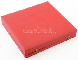 Hollóházi porcelán BM Határőrség plakett. Kézzel festett, jelzett, minimális kopással, dobozában, 15...