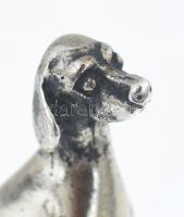 Ezüst(Ag) ülő vizsla miniatűr, jelzett, 3,2×2 cm, nettó: 11,6 g