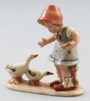 Lippelsdorf Wagner & Apel Bertram Libákat etető kislány figura. 1935-1951 között, jelzett, kézzel festett, hibátlan, m: 11,5 cm